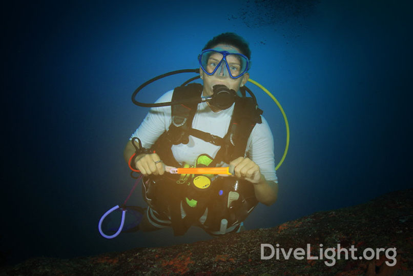 The Two Types of Dive Glow Sticks You Should Know About